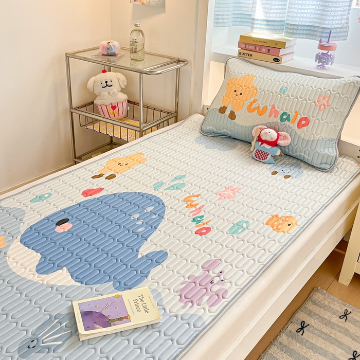 91家纺网 家纺一手货源 找家纺 川悦生活 2025新款大阪宿舍凉感丝凉席 夏日噗噜