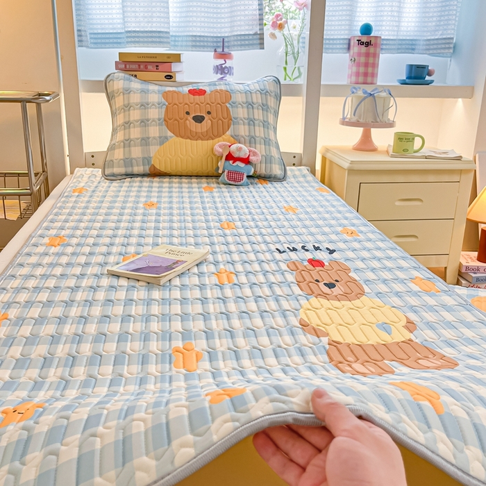 91家纺网 家纺一手货源 找家纺 川悦生活 2025新款大阪宿舍凉感丝凉席 星派熊仔