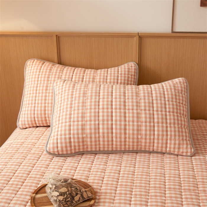 91家纺网 家纺一手货源 找家纺 伊人坊2025新款全棉色织水洗棉六面全包床笠床垫保护套无印风 夹棉床围-粉小格