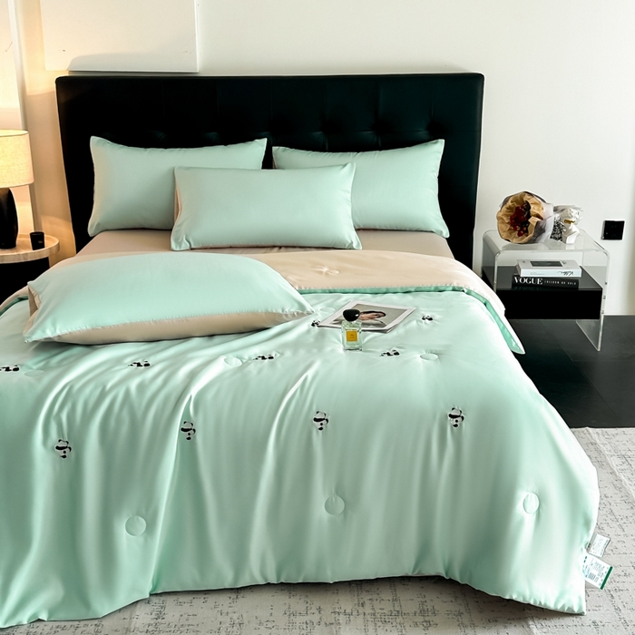 91家纺网 家纺一手货源 找家纺 绒世界 2025春夏水洗冰丝夏被四件套满绣系列 熊猫-绿米