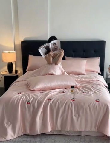 91家纺网 家纺一手货源 找家纺 绒世界 2025春夏水洗冰丝夏被四件套满绣系列 樱桃-粉