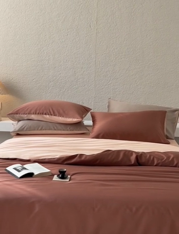 91家纺网 家纺一手货源 找家纺 咏绒家纺工厂店 2025新款60支奥地利兰精天丝纯色天丝棉四件套 古铜（红棕-风衣米）