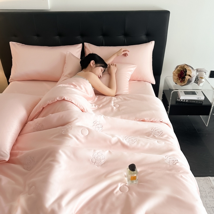 91家纺网 家纺一手货源 找家纺 绒世界 2025春夏水洗冰丝夏被四件套满绣系列 山茶花-粉