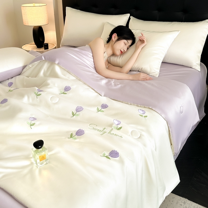 91家纺网 家纺一手货源 找家纺 绒世界 2025春夏水洗冰丝夏被四件套满绣系列 郁金香-奶白紫