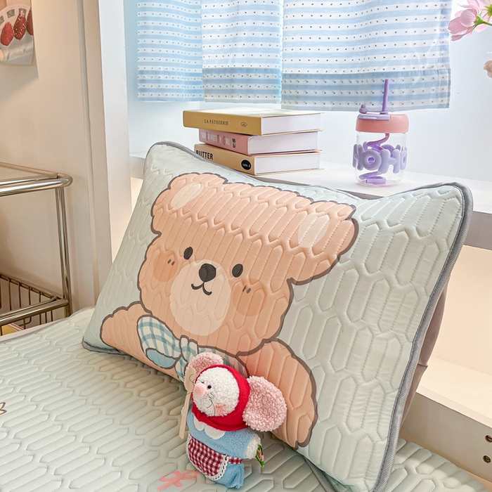 91家纺网 家纺一手货源 找家纺 川悦生活 2025新款大阪宿舍凉感丝凉席 奶芙熊仔