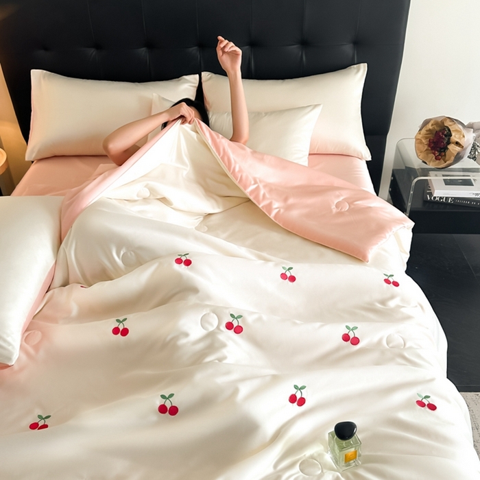 91家纺网 家纺一手货源 找家纺 绒世界 2025春夏水洗冰丝夏被四件套满绣系列 樱桃-奶白粉
