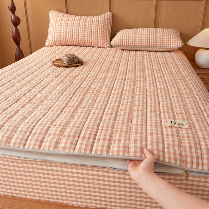 91家纺网 家纺一手货源 找家纺 伊人坊2025新款全棉色织水洗棉六面全包床笠床垫保护套无印风 单层床围-粉小格