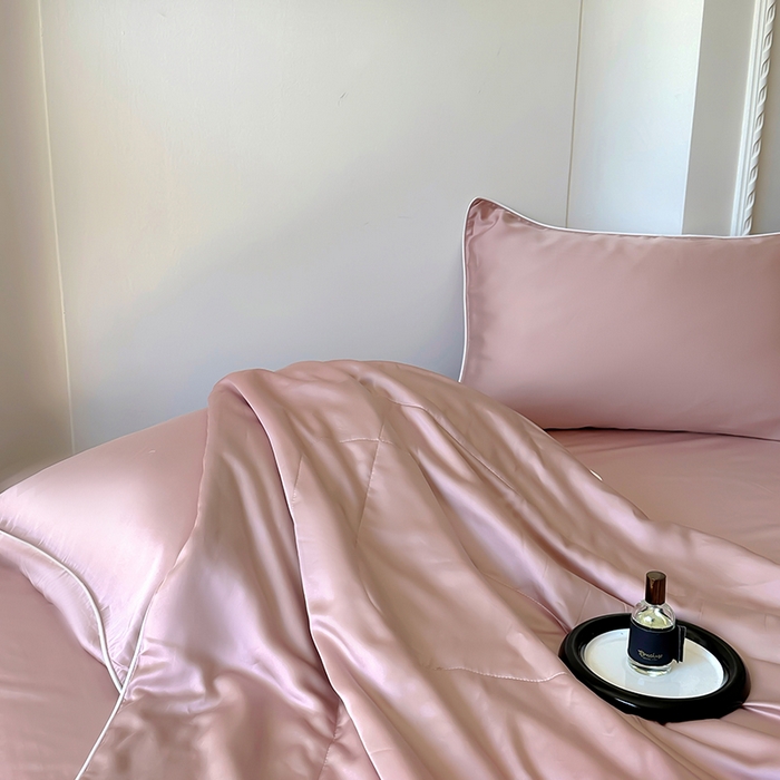 91家纺网 家纺一手货源 找家纺 百寐 2025新款60S兰精天丝夏被系列 樱花粉+碳灰