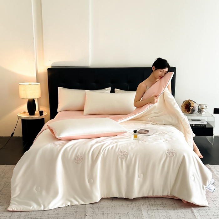 91家纺网 家纺一手货源 找家纺 绒世界 2025春夏水洗冰丝夏被四件套满绣系列 山茶花-奶白粉