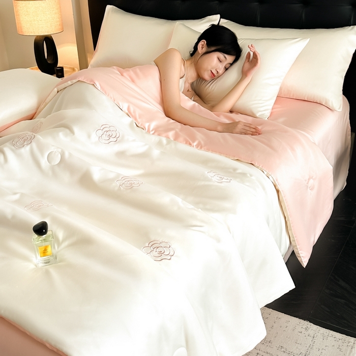 91家纺网 家纺一手货源 找家纺 绒世界 2025春夏水洗冰丝夏被四件套满绣系列 山茶花-奶白粉