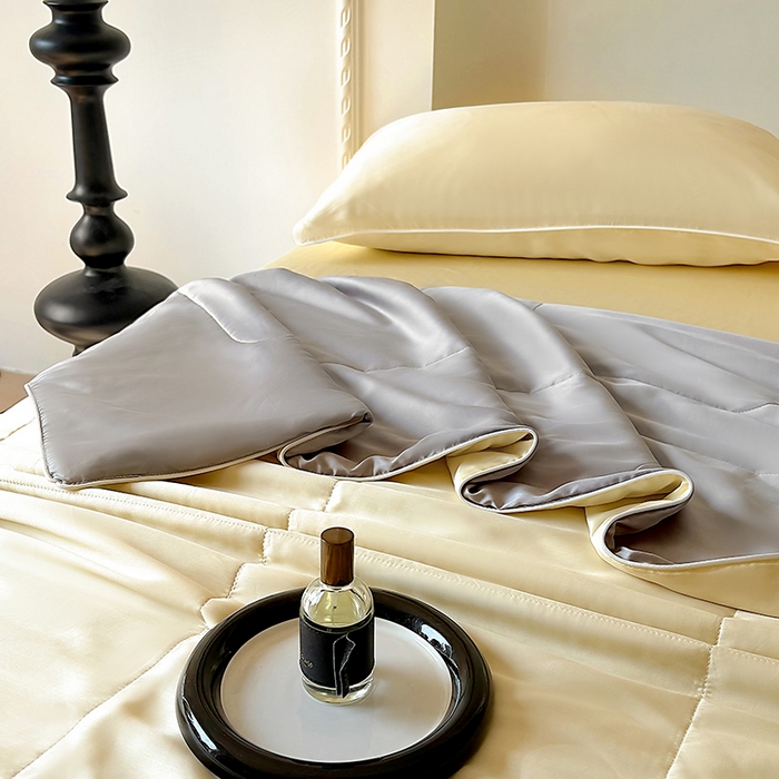 91家纺网 家纺一手货源 找家纺 百寐 2025新款60S兰精天丝夏被系列 奶昔黄+碳灰