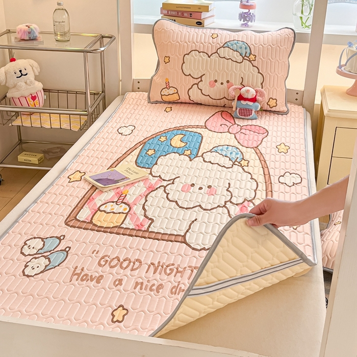 91家纺网 家纺一手货源 找家纺 川悦生活 2025新款大阪宿舍凉感丝凉席 晚安夏洛