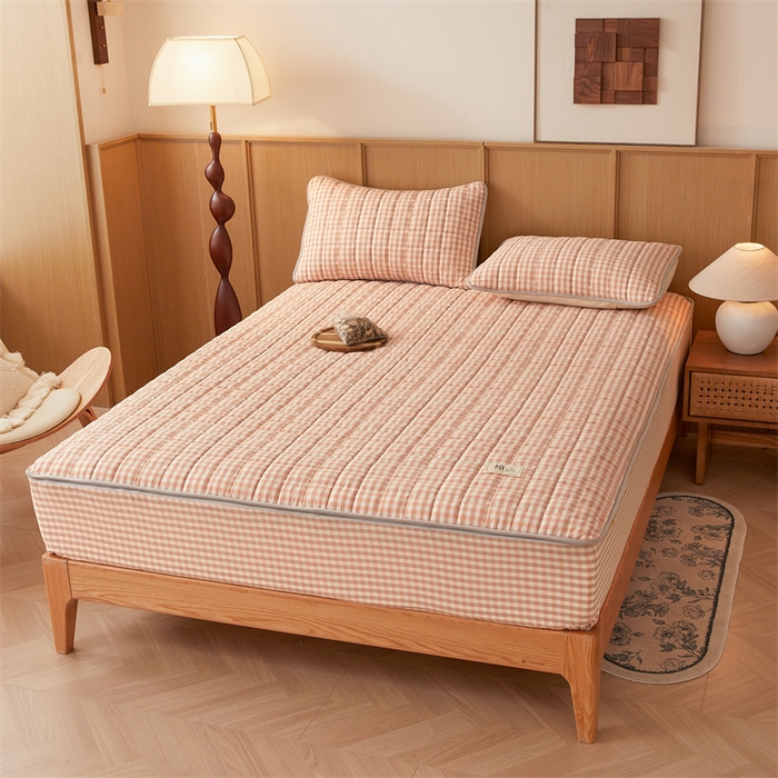 91家纺网 家纺一手货源 找家纺 伊人坊2025新款全棉色织水洗棉六面全包床笠床垫保护套无印风 单层床围-粉小格