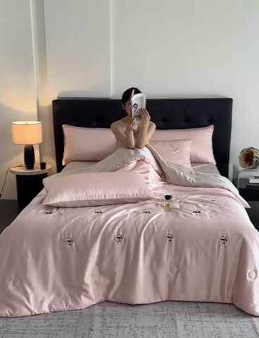 91家纺网 家纺一手货源 找家纺 绒世界 2025春夏水洗冰丝夏被四件套满绣系列 熊猫-粉米