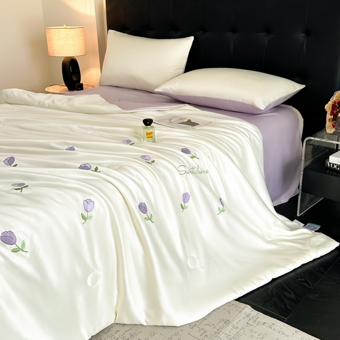 91家纺网 家纺一手货源 找家纺 绒世界 2025春夏水洗冰丝夏被四件套满绣系列 郁金香-奶白紫