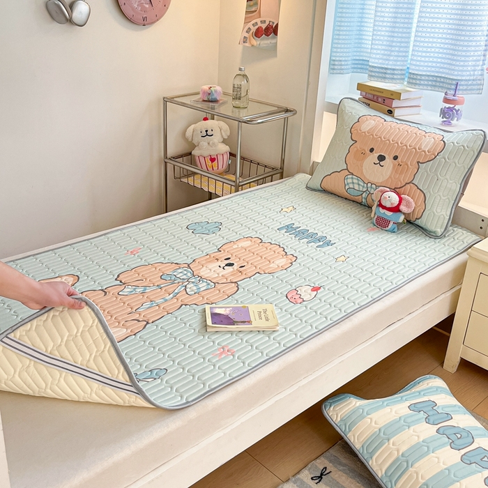 91家纺网 家纺一手货源 找家纺 川悦生活 2025新款大阪宿舍凉感丝凉席 奶芙熊仔