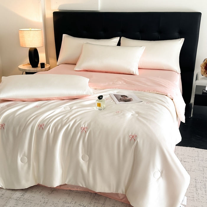 91家纺网 家纺一手货源 找家纺 绒世界 2025春夏水洗冰丝夏被四件套满绣系列 蝴蝶结-奶白粉