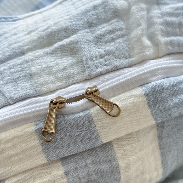 91家纺网 家纺一手货源 找家纺 2025新品全棉色织皱皱纱刺绣款四件套 爱丽丝的梦 兰