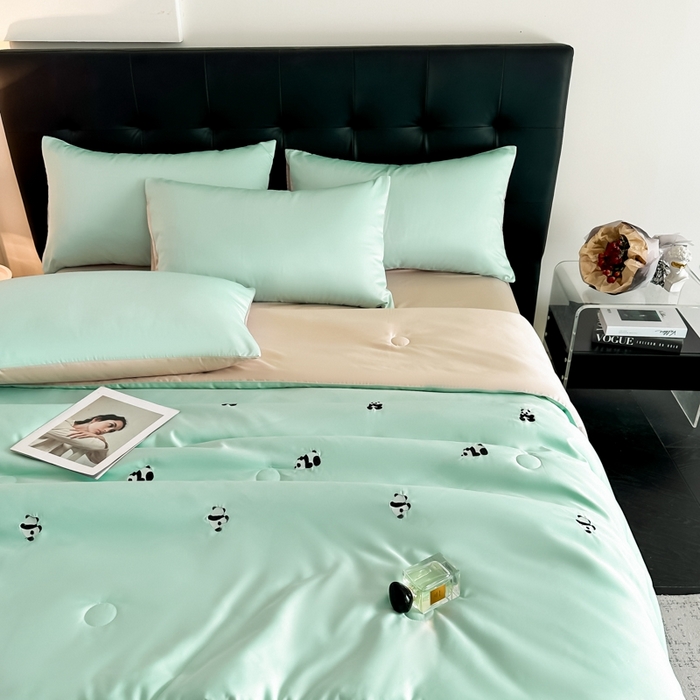 91家纺网 家纺一手货源 找家纺 绒世界 2025春夏水洗冰丝夏被四件套满绣系列 熊猫-绿米