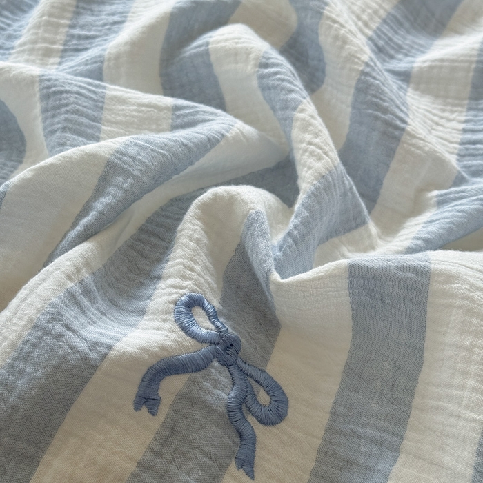 91家纺网 家纺一手货源 找家纺 2025新品全棉色织皱皱纱刺绣款四件套 爱丽丝的梦 兰