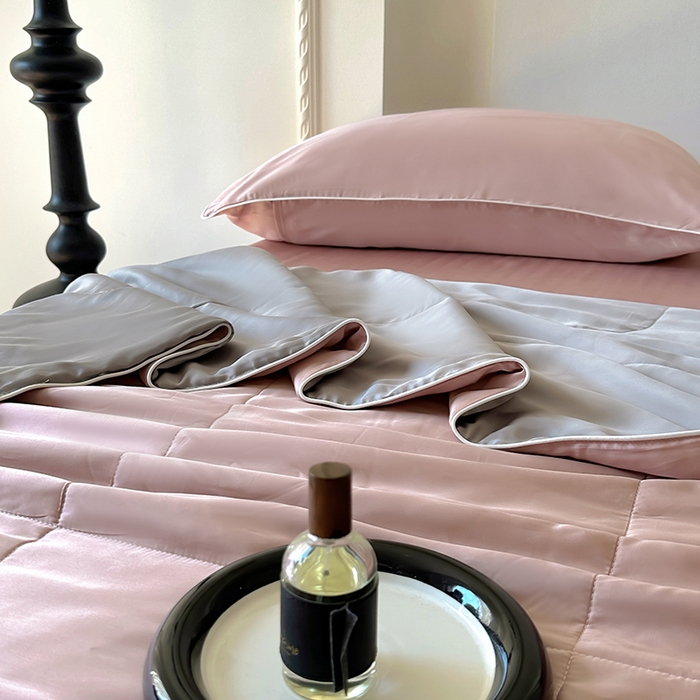 91家纺网 家纺一手货源 找家纺 百寐 2025新款60S兰精天丝夏被系列 樱花粉+碳灰