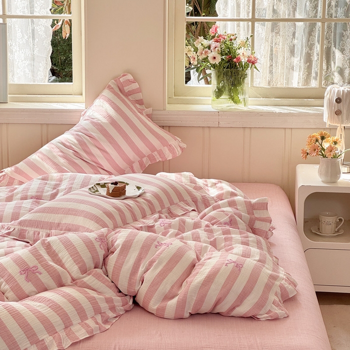 91家纺网 家纺一手货源 找家纺 2025新品全棉色织皱皱纱刺绣款四件套 爱丽丝的梦 粉