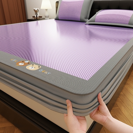 91家纺网 家纺一手货源 找家纺 摩妮卡 2025新款抗菌绣花冰藤席床笠款 萌熊悦梦-紫