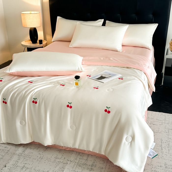91家纺网 家纺一手货源 找家纺 绒世界 2025春夏水洗冰丝夏被四件套满绣系列 樱桃-奶白粉