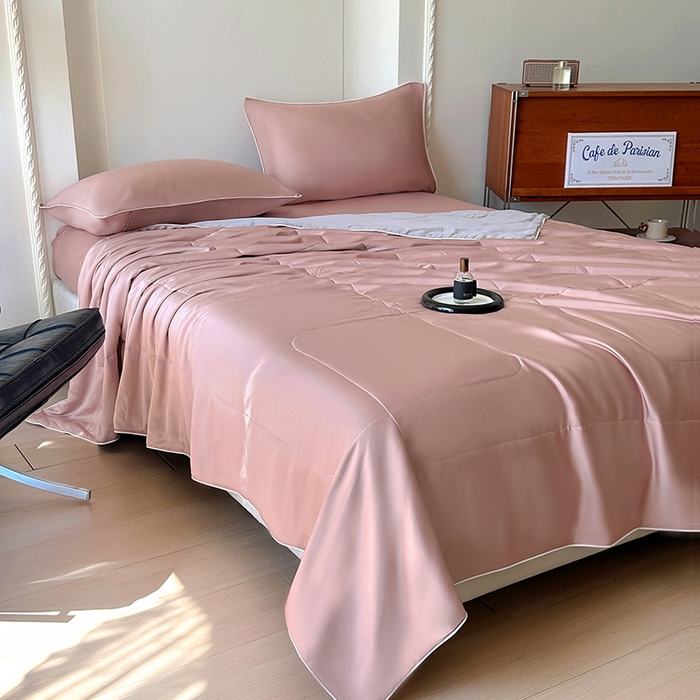 91家纺网 家纺一手货源 找家纺 百寐 2025新款60S兰精天丝夏被系列 樱花粉+碳灰