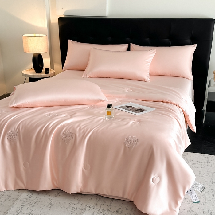 91家纺网 家纺一手货源 找家纺 绒世界 2025春夏水洗冰丝夏被四件套满绣系列 山茶花-粉