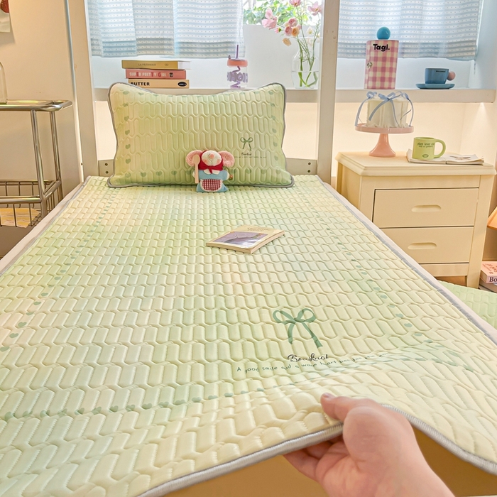 91家纺网 家纺一手货源 找家纺 川悦生活 2025新款大阪宿舍凉感丝凉席 夏天物语