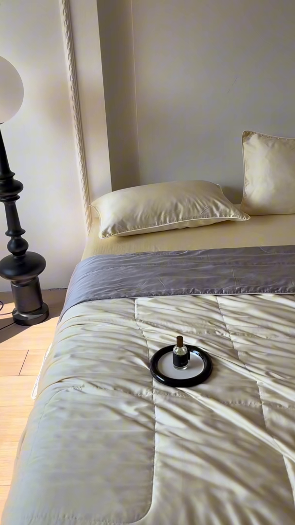 91家纺网 家纺一手货源 找家纺 百寐 2025新款60S兰精天丝夏被系列 奶昔黄+碳灰