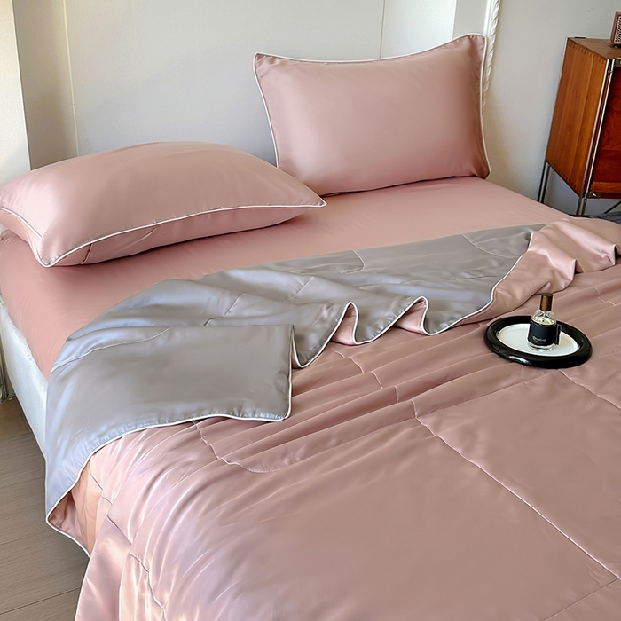 91家纺网 家纺一手货源 找家纺 百寐 2025新款60S兰精天丝夏被系列 樱花粉+碳灰