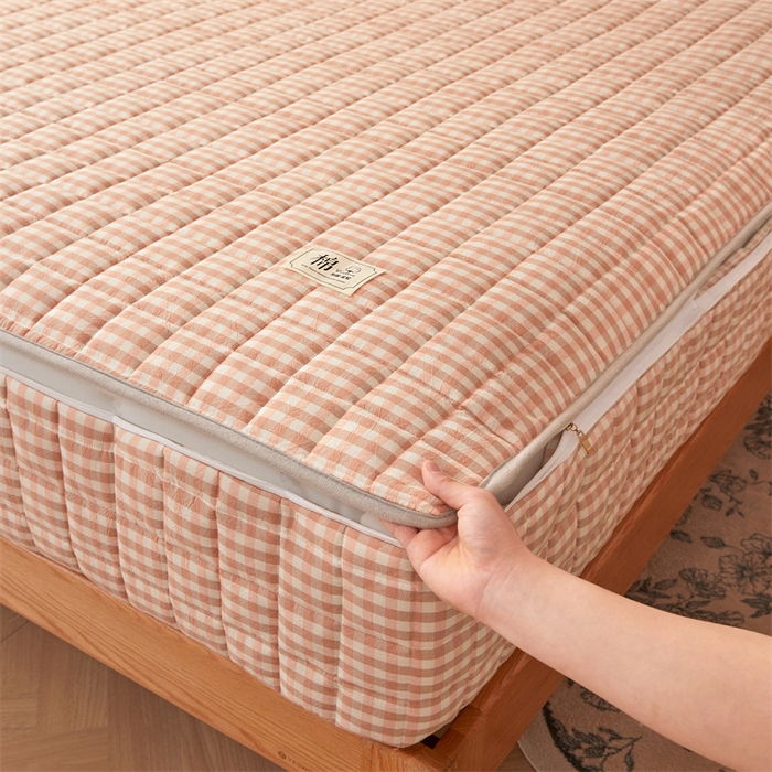 91家纺网 家纺一手货源 找家纺 伊人坊2025新款全棉色织水洗棉六面全包床笠床垫保护套无印风 夹棉床围-粉小格