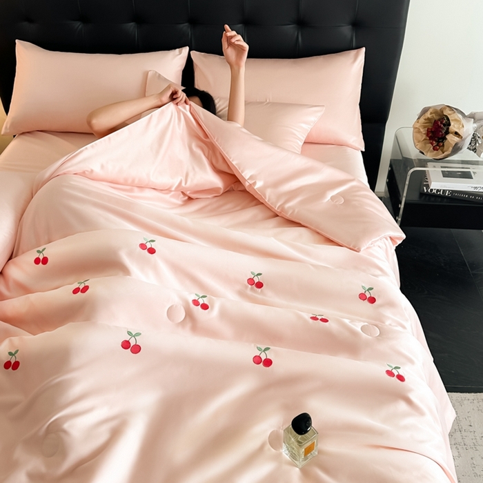 91家纺网 家纺一手货源 找家纺 绒世界 2025春夏水洗冰丝夏被四件套满绣系列 樱桃-粉
