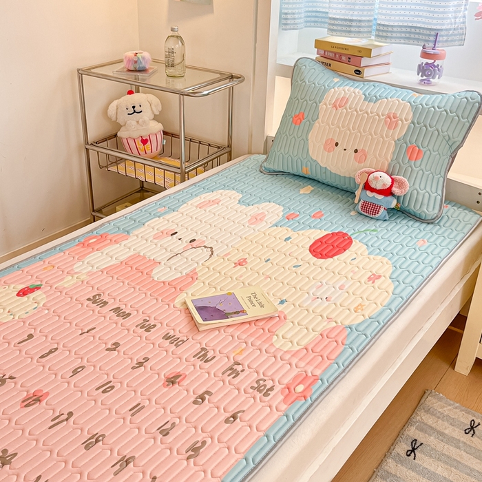 91家纺网 家纺一手货源 找家纺 川悦生活 2025新款大阪宿舍凉感丝凉席 奶熊日记