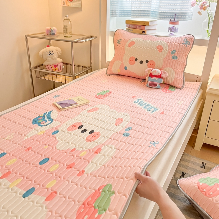 91家纺网 家纺一手货源 找家纺 川悦生活 2025新款大阪宿舍凉感丝凉席 奶泡小熊