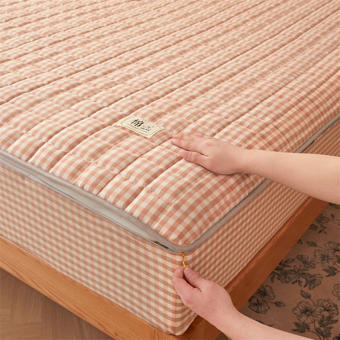 91家纺网 家纺一手货源 找家纺 伊人坊2025新款全棉色织水洗棉六面全包床笠床垫保护套无印风 单层床围-粉小格
