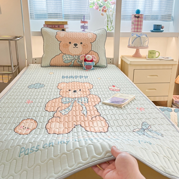 91家纺网 家纺一手货源 找家纺 川悦生活 2025新款大阪宿舍凉感丝凉席 奶芙熊仔