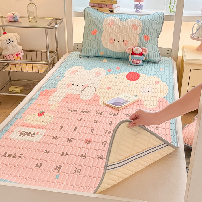 91家纺网 家纺一手货源 找家纺 川悦生活 2025新款大阪宿舍凉感丝凉席 奶熊日记