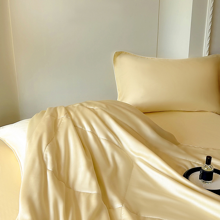 91家纺网 家纺一手货源 找家纺 百寐 2025新款60S兰精天丝夏被系列 奶昔黄+碳灰