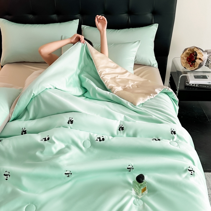 91家纺网 家纺一手货源 找家纺 绒世界 2025春夏水洗冰丝夏被四件套满绣系列 熊猫-绿米