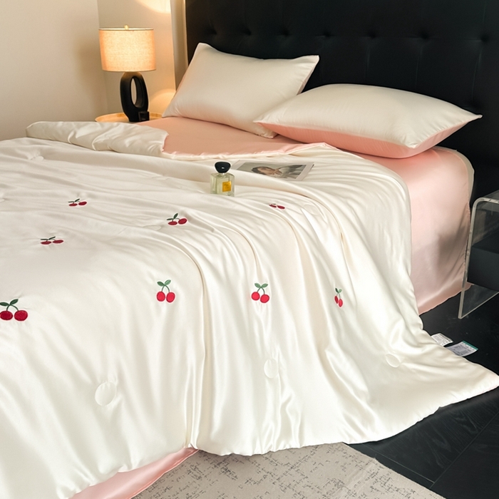 91家纺网 家纺一手货源 找家纺 绒世界 2025春夏水洗冰丝夏被四件套满绣系列 樱桃-奶白粉