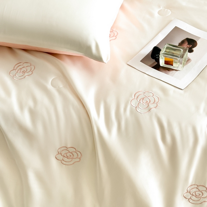 91家纺网 家纺一手货源 找家纺 绒世界 2025春夏水洗冰丝夏被四件套满绣系列 山茶花-奶白粉