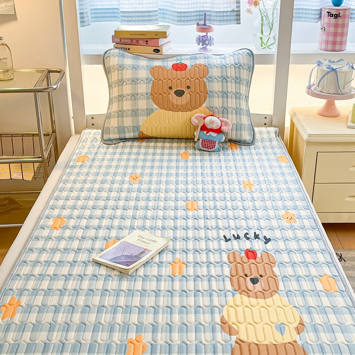 91家纺网 家纺一手货源 找家纺 川悦生活 2025新款大阪宿舍凉感丝凉席 星派熊仔