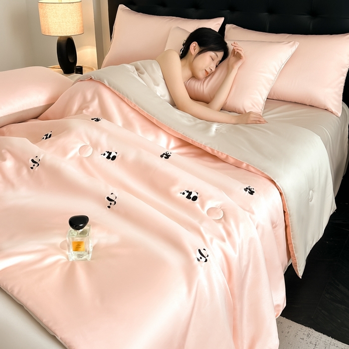 91家纺网 家纺一手货源 找家纺 绒世界 2025春夏水洗冰丝夏被四件套满绣系列 熊猫-粉米