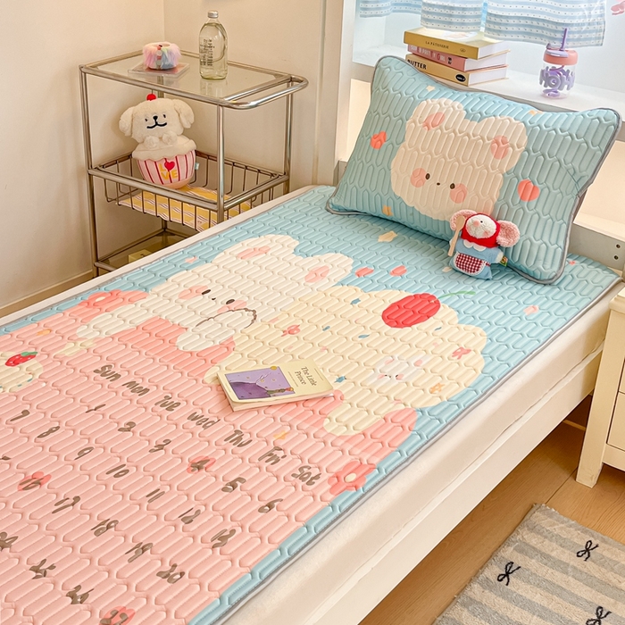 91家纺网 家纺一手货源 找家纺 川悦生活 2025新款大阪宿舍凉感丝凉席 奶熊日记