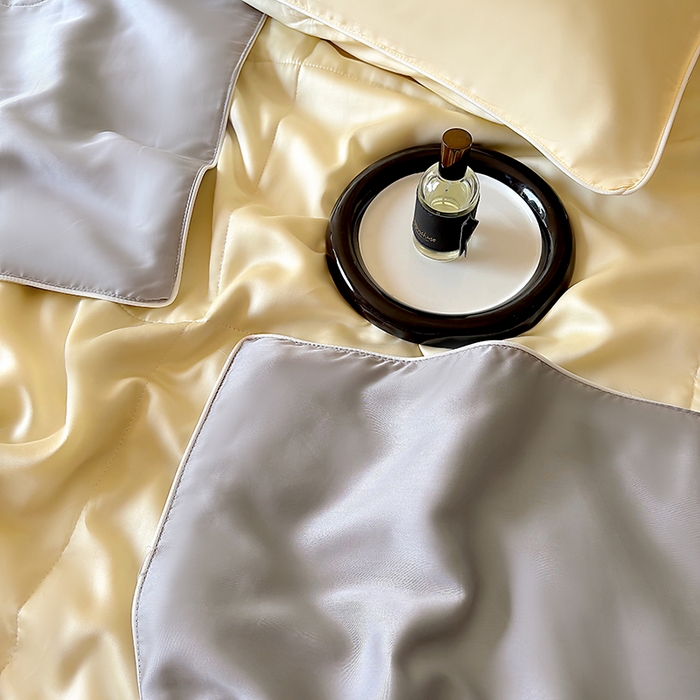 91家纺网 家纺一手货源 找家纺 百寐 2025新款60S兰精天丝夏被系列 奶昔黄+碳灰