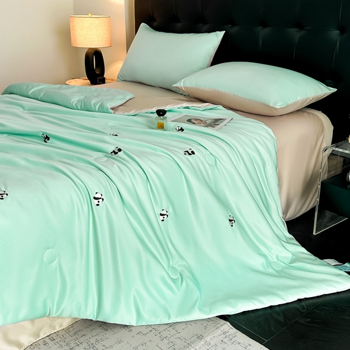 91家纺网 家纺一手货源 找家纺 绒世界 2025春夏水洗冰丝夏被四件套满绣系列 熊猫-绿米