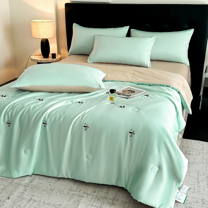 91家纺网 家纺一手货源 找家纺 绒世界 2025春夏水洗冰丝夏被四件套满绣系列 熊猫-绿米